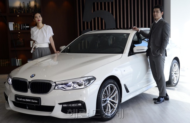 21일 오전 서울 강남구 테헤란도 파르나스빌딩에서 BMW 코리아가 7세대 ‘5시리즈’를 국내 시장에 정식 출시하는 행사를 가지고 있다. 뉴5시리즈는 이전 세대보다 차체가 더 커지고 더 가벼워졌으며 모든 라인업에 반자율주행기술과 M스포츠 패키지를 기본장착했다.  [사진=박해묵 기자/mook@heraldcorp.com]