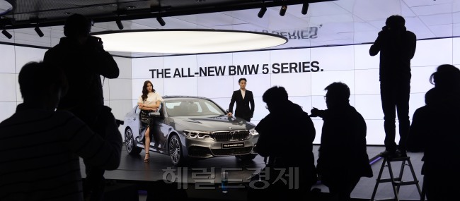 21일 오전 서울 강남구 테헤란도 파르나스빌딩에서 BMW 코리아가 7세대 ‘5시리즈’를 국내 시장에 정식 출시하는 행사를 가지고 있다. 뉴5시리즈는 이전 세대보다 차체가 더 커지고 더 가벼워졌으며 모든 라인업에 반자율주행기술과 M스포츠 패키지를 기본장착했다. [사진=박해묵 기자/mook@heraldcorp.com]