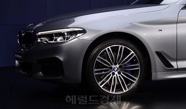 21일 오전 서울 강남구 테헤란도 파르나스빌딩에서 BMW 코리아가 7세대 ‘5시리즈’를 국내 시장에 정식 출시하는 행사를 가지고 있다. 뉴5시리즈는 이전 세대보다 차체가 더 커지고 더 가벼워졌으며 모든 라인업에 반자율주행기술과 M스포츠 패키지를 기본장착했다. [사진=박해묵 기자/mook@heraldcorp.com]