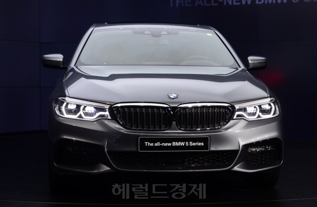 21일 오전 서울 강남구 테헤란도 파르나스빌딩에서 BMW 코리아가 7세대 ‘5시리즈’를 국내 시장에 정식 출시하는 행사를 가지고 있다. 뉴5시리즈는 이전 세대보다 차체가 더 커지고 더 가벼워졌으며 모든 라인업에 반자율주행기술과 M스포츠 패키지를 기본장착했다. [사진=박해묵 기자/mook@heraldcorp.com]