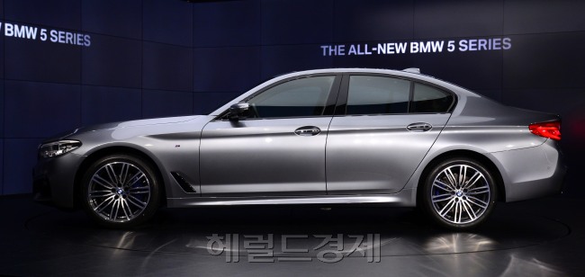 21일 오전 서울 강남구 테헤란도 파르나스빌딩에서 BMW 코리아가 7세대 ‘5시리즈’를 국내 시장에 정식 출시하는 행사를 가지고 있다. 뉴5시리즈는 이전 세대보다 차체가 더 커지고 더 가벼워졌으며 모든 라인업에 반자율주행기술과 M스포츠 패키지를 기본장착했다. [사진=박해묵 기자/mook@heraldcorp.com]