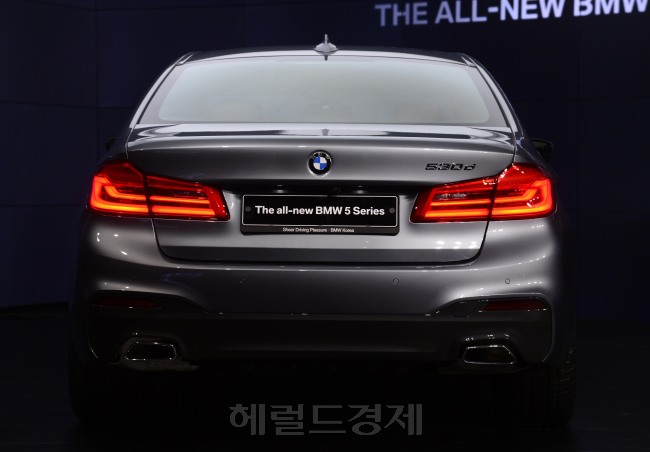 21일 오전 서울 강남구 테헤란도 파르나스빌딩에서 BMW 코리아가 7세대 ‘5시리즈’를 국내 시장에 정식 출시하는 행사를 가지고 있다. 뉴5시리즈는 이전 세대보다 차체가 더 커지고 더 가벼워졌으며 모든 라인업에 반자율주행기술과 M스포츠 패키지를 기본장착했다. [사진=박해묵 기자/mook@heraldcorp.com]