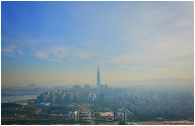 21일 오전 서울도심이 맑아지고 있다. 아침에는 반짝추위가 찾아왔지만 오후로 갈수록 온도가 높아진다. [사진=박해묵 기자/mook@heraldcorp.com]