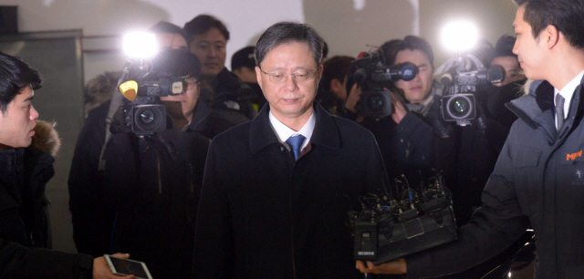 우병우 전 청와대민정수석이 21일 대치동 특검사무실에 출두, 중앙지법으로 향하고 있다. 18일 구속영장을 신청한 특검팀은 우 전 수석에 대해 직무유기, 특별감찰관법 위반, 국회에서의 증언·감정 등에 관한 법률 위반, 직권남용권리행사방해 등의 혐의를 적용한 상태다. 이에 따라 서울중앙지법에선 이날 오전 10시 30분부터 영장실질심사가 시작된다.<br /><br />특검이 적용한 혐의 가운데 직권남용은 구속 전 피의자 심문의 주요쟁점으로 우병우 전수석이 수장으로 있던 민정수석실이 KT&G의 자회사인 한국인삼공사의 박정욱 대표를 비롯, 20대의 민간인 헬스 트레이너 등에 대한 정보를 수집하는 등 '민간인 사찰'을 벌인 정황을 확보한 것으로 알려졌다. 특검은 또, 우 전 수석이 문화체육관광부와 외교부, 공정거래위원회 등의 인사에 부당하게 개입한 것으로 보고있다.<br /> <br />이날 영장실질심사(구속 전 피의자 심문)은 최근 법무부 정기인사에서 새로 부임한 오민석 영장전담 부장판사가 맡는다. 오 판사는 사법연수원 26기로, 대전지법, 법원행정처, 서울고법, 대법원 등을 거쳤다<br /><br />정희조 기자/checho@heraldcorp.com  170221