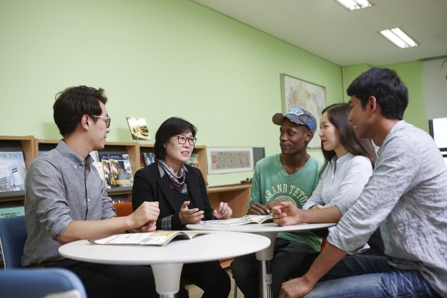 유학생을 위해 원스톱 지원 서비스를 제공하는 가천인터네셔널센터에서 담당교수가 유학생들을 상담하고 있다.
유학생을 위해 원스톱 지원 서비스를 제공하는 가천인터네셔널센터에서 담당교수가 유학생들을 상담하고 있다.