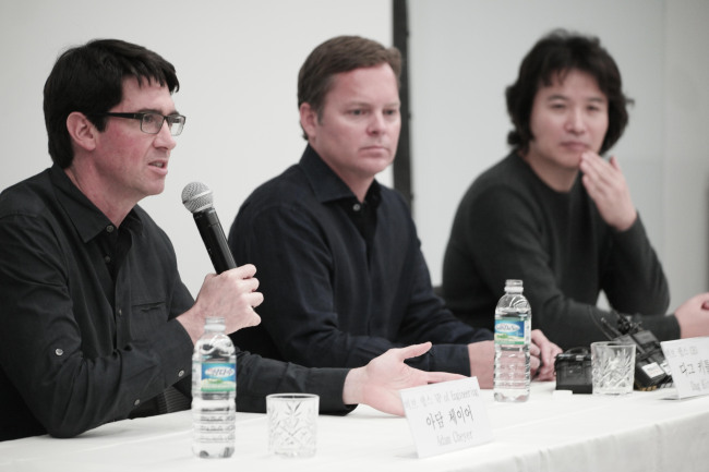 From left are VIV Labs’ Vice President Adam Cheyer, VIV Labs’ CEO Dag Kittlaus and Samsung Electronics’ Vice President Rhee In-jong at a news conference held in Seoul in November last year. Samsung acquired the Silicon Valley-based AI platform company in October.