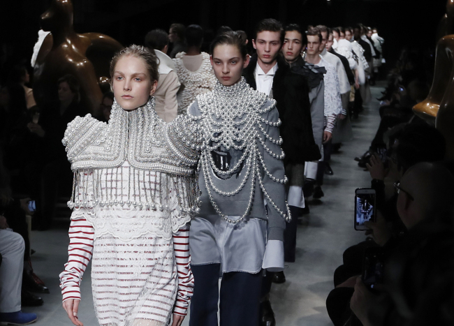 Models display creations by Burberry during their autumn-winter 2017 show as part of London Fashion Week in London, Monday. (AP-Yonhap)