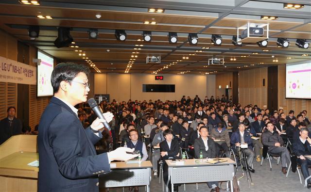 지난 21일 서울 용산구 LG유플러스 본사에서 개최된 산업용 사물인터넷(IoT) 사업 설명회에서 LG유플러스 직원이 협력사 관계자들에게 사업 전략을 설명하고 있다.
[사진제공=LG유플러스]