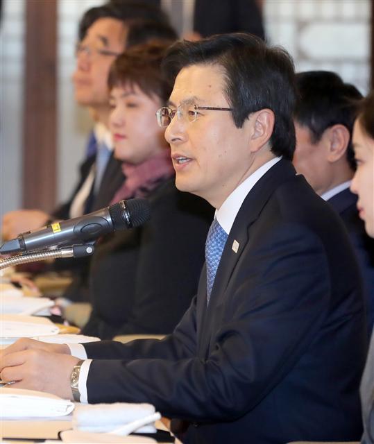 황교안 대통령 권한대행이 21일 오후 삼청동 총리공관에서 열린 우수 사회적기업 간담회에서 인사말을 하고 있다.  [연합뉴스]