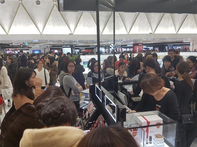 면세점 화장품 쇼핑의 흐름이 변하고 있다. 기존에 강세였던 기초화장품 위주의 국산브랜드 성장세는 둔화되는 반면 색조화장품을 내세운 해외브랜드들이 급부상하고 있다.