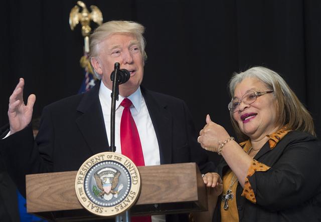 <YONHAP PHOTO-0265> US President Donald Trump speaks as Alveda King (R), niece of civil rights icon Dr. Martin Luther King, Jr., gives a thumbs-up, following a tour of the Smithsonian National Museum of African American History and Culture in Washington, DC, February 21, 2017. / AFP PHOTO / SAUL LOEB/2017-02-22 01:11:22/ <저작권자 ⓒ 1980-2017 ㈜연합뉴스. 무단 전재 재배포 금지.>