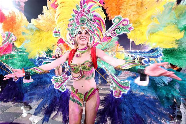 <YONHAP PHOTO-1080> A dancer performs during the 133rd edition of the Nice Carnival in Nice, southeastern France, on February 21, 2017. / AFP PHOTO / VALERY HACHE/2017-02-22 06:55:12/ <저작권자 ⓒ 1980-2017 ㈜연합뉴스. 무단 전재 재배포 금지.>