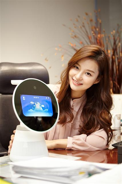 SK텔레콤 모델이 차세대 인공지능(AI) 로봇을 선보이고 있다.  [사진제공=SK텔레콤]