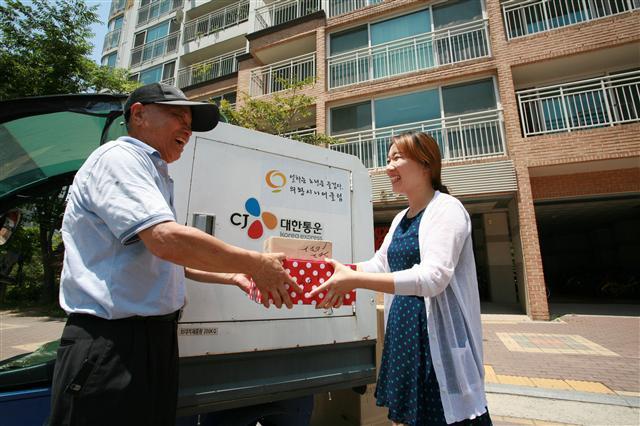 CJ대한통운이 실버택배 사업에 이어 발달장애인 택배 사업을 본격 진행해나갈 것이라고 22일 밝혔다. 사진은 아파트 단지 주민에게 택배를 전달하고 있는 실버택배원.  [사진제공= CJ대한통운]