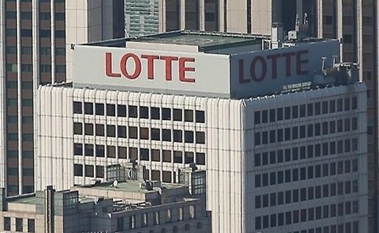 (왼쪽부터) 황각규 롯데그룹 신임 경영혁신실 실장, 소진세 롯데그룹 신임 사회공헌위원회 위원장, 허수영 롯데그룹 신임 화학BU장, 이재혁 롯데그룹 신임 식품BU장.