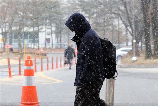 <YONHAP PHOTO-1401> 때아닌 눈보라 (서울=연합뉴스) 김현태 기자 = 22일 오전 서울 서초구 중앙지방법원 인근에 순간적으로 눈보라가 치고 있다. 앞서 기상청은 이날 전국적으로 눈이나 비가 내릴 것이라고 예보했다. 2017.2.22 mtkht@yna.co.kr/2017-02-22 09:47:46/ <저작권자 ⓒ 1980-2017 ㈜연합뉴스. 무단 전재 재배포 금지.>