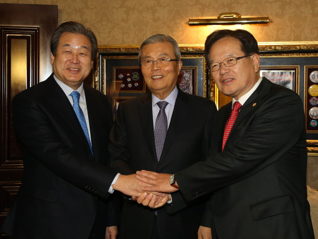 <YONHAP PHOTO-1376> 손 맞잡은 정의화, 김종인, 김무성 (서울=연합뉴스) 최재구 기자 = 정의화 전 국회의장(오른쪽)과, 바른정당 김무성의원(왼쪽), 더불어민주당 김종인 전 비상대책위원회 대표가 15일 서울 여의도의 한 호텔에서 회동하며 손을 맞잡고 있다. 2017.2.15 jjaeck9@yna.co.kr/2017-02-15 08:46:14/ <저작권자 ⓒ 1980-2017 ㈜연합뉴스. 무단 전재 재배포 금지.>
<YONHAP PHOTO-1376> 손 맞잡은 정의화, 김종인, 김무성 (서울=연합뉴스) 최재구 기자 = 정의화 전 국회의장(오른쪽)과, 바른정당 김무성의원(왼쪽), 더불어민주당 김종인 전 비상대책위원회 대표가 15일 서울 여의도의 한 호텔에서 회동하며 손을 맞잡고 있다. 2017.2.15 jjaeck9@yna.co.kr/2017-02-15 08:46:14/ <저작권자 ⓒ 1980-2017 ㈜연합뉴스. 무단 전재 재배포 금지.>