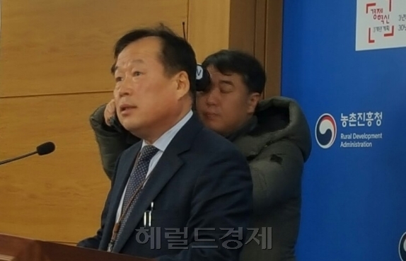 이지원 농진청 인삼특작부장이 22일 세종청사 농식품부 기자실을 방문해 엉겅퀴과 흰민들레 효험에 대해 설명하고 있다. [사진=황해창 기자/hchwang@heraldcorp.com]
