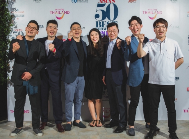 Korean recipients of Asia’s 50 Best Restaurants awards pose at a ceremony Tuesday in Bangkok. (S.Pellegrino & Acqua Panna)