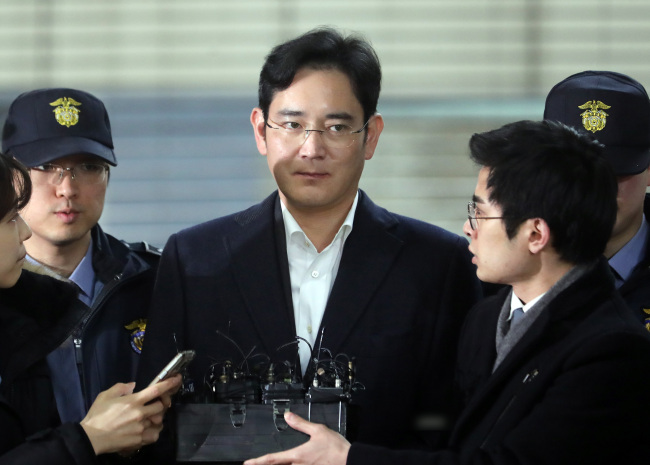 Samsung Electronics Vice Chairman Lee Jae-yong faces questions by reporters as he enters special counsel's office for questioning on Wednesday. Yonhap