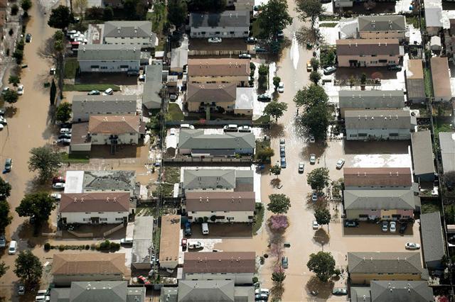 <YONHAP PHOTO-1150> Floodwaters surround homes and cars on February 22, 2017, in San Jose, California. Thousands of people were ordered to evacuate their homes early Wednesday in the northern California city of San Jose as floodwaters inundated neighborhoods and forced the shutdown of a major highway. / AFP PHOTO / NOAH BERGER/2017-02-23 05:59:08/ <저작권자 ⓒ 1980-2017 ㈜연합뉴스. 무단 전재 재배포 금지.>