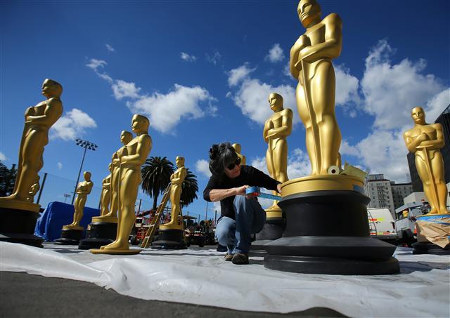 <YONHAP PHOTO-0425> Workers prepare Oscar statues to be painted as preparations begin for the 89th Academy Awards in Hollywood, California, U.S., February 22, 2017. REUTERS/Mike Blake/2017-02-23 05:18:41/ <저작권자 ⓒ 1980-2017 ㈜연합뉴스. 무단 전재 재배포 금지.>