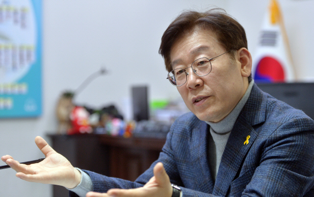 민주당 대선주자인 이재명 성남시장은 22일 성남시청에서 본지와 인터뷰를 갖고 본인의 최대 경쟁력으로 “재벌ㆍ기득권에서 가장 자유로운 후보”라며 “싸울 의사도 용기도 강단도 있는 유일한 후보”라고 강조했다.
이상섭 기자/babtong@heraldcorp.com