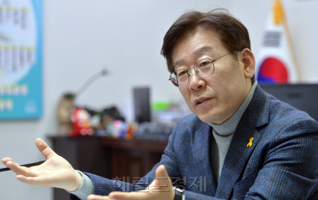 민주당 대선주자인 이재명 성남시장은 22일 성남시청에서 본지와 인터뷰를 갖고 본인의 최대 경쟁력으로 “재벌ㆍ기득권에서 가장 자유로운 후보”라며 “싸울 의사도 용기도 강단도 있는 유일한 후보”라고 강조했다.
이상섭 기자/babtong@heraldcorp.com