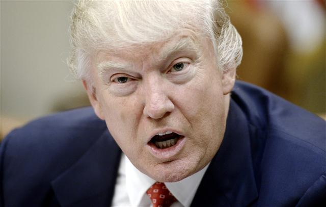 <YONHAP PHOTO-1070> epa05809122 US President Donald J. Trump discusses the Federal budget over lunch in the Roosevelt Room of the White House in Washington, DC, USA, 22 February 2017. EPA/Olivier Douliery / POOL/2017-02-23 05:55:02/ <저작권자 ⓒ 1980-2017 ㈜연합뉴스. 무단 전재 재배포 금지.>