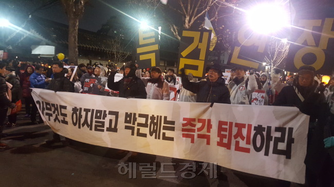 촛불집회를 주최하는 박근혜정권퇴진비상국민행동은 23일 오후 2시 세종문화회관 앞 계단에서 기자회견을 갖고 25일 민중총궐기 및 17차 주말 법국민행동의 날 전국집중을 위해 25일 오후 2시까지 48시간 비상행동을 시작한다.