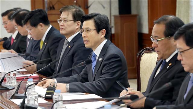 황교안 대통령 권한대행 국무총리가 23일 오전 세종로 정부서울청사서 내수활성화 관계장관회의를 주재하고 있다.  [연합뉴스]
