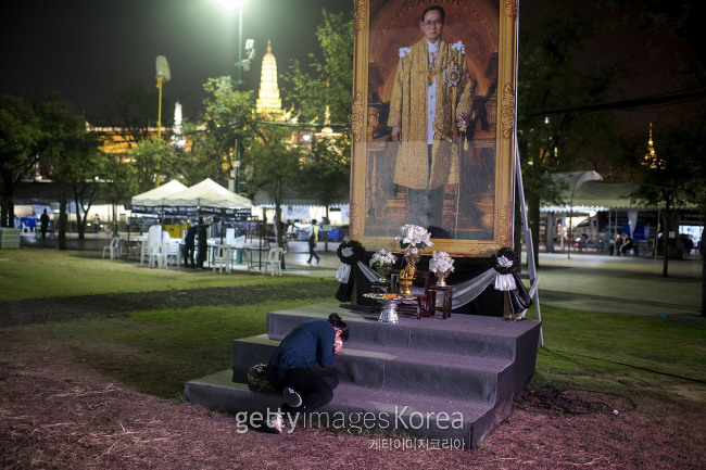 고(故) 푸미폰 아둔야뎃왕을 추모하는 태국 국민 [출처=게티이미지]