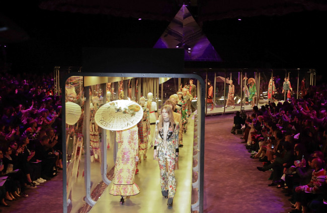 Models wear creations from the Gucci women’s fall-winter 2017-18 collection presented in Milan on Wednesday. (AP-Yonhap)