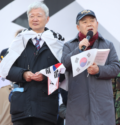 발언하는 대통령 측 법률대리인 변호사들. 왼쪽은 서석구 변호사 오른쪽은 김평우 변호사이다.[사진제공=연합뉴스]