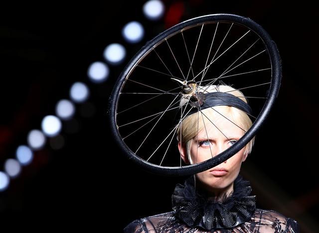 <YONHAP PHOTO-0732> A model presents a creation from Moschino's Autumn/Winter 2017 women's collection during Milan Fashion Week in Milan, Italy, February 23, 2017. REUTERS/Stefano Rellandini TPX IMAGES OF THE DAY/2017-02-24 06:25:32/ <저작권자 ⓒ 1980-2017 ㈜연합뉴스. 무단 전재 재배포 금지.>