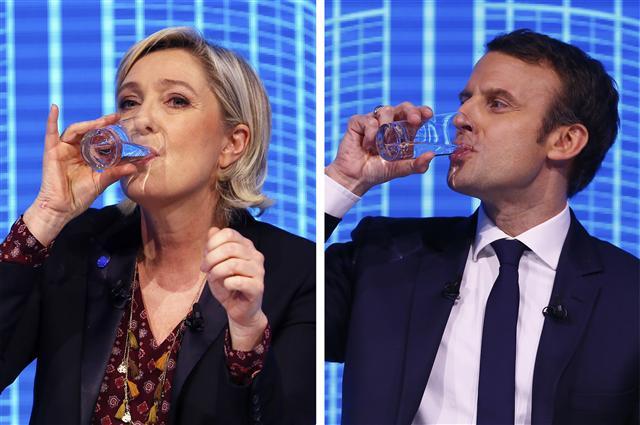 <YONHAP PHOTO-0641> In this two photo combination picture, Marine Le Pen, French far-right 2017 presidential candidate of the Front National party, left, and Emmanuel Macron, candidate for the 2017 French presidential elections of the "En Marche" movement, drink a glass of water during the Construction Forum debate "Re-invest France" ("Re-investissons la France") at Carrousel du Louvre in Paris, Thursday, Feb. 23, 2017. (AP Photo/Francois Mori)/2017-02-24 05:36:29/ <저작권자 ⓒ 1980-2017 ㈜연합뉴스. 무단 전재 재배포 금지.>