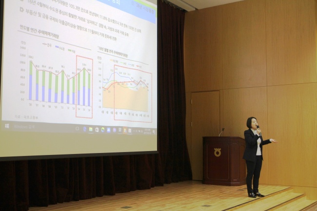 지난 23일 서대문 NH농협금융지주 본사에서 열린 2017년 부동산시장 전망과 리스크 포럼에서 NH투자증권 WM리서치부 김규정 전문위원이 강연을 하고 있다. [사진제공=NH농협금융지주]
지난 23일 서대문 NH농협금융지주 본사에서 열린 2017년 부동산시장 전망과 리스크 포럼에서 NH투자증권 WM리서치부 김규정 전문위원이 강연을 하고 있다. [사진제공=NH농협금융지주]