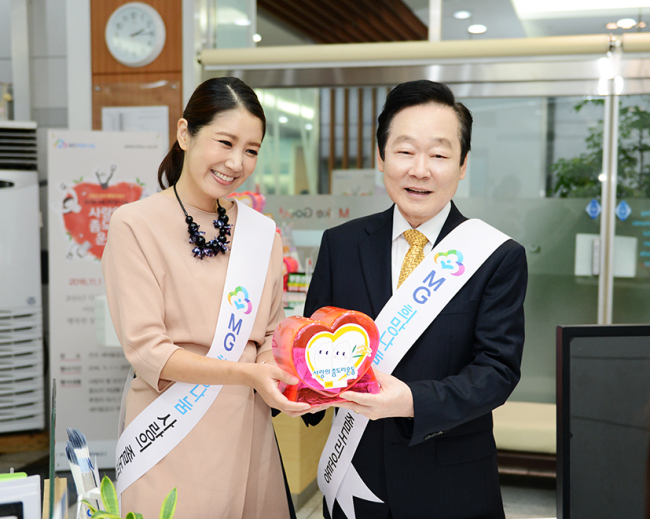 신종백 새마을금고중앙회장(오른쪽)과 새마을금고 전속모델 유호정씨가 ‘사랑의 좀도리운동 저금통’을 전달하고 있다. [사진제공=새마을금고중앙회]
신종백 새마을금고중앙회장(오른쪽)과 새마을금고 전속모델 유호정씨가 ‘사랑의 좀도리운동 저금통’을 전달하고 있다. [사진제공=새마을금고중앙회]