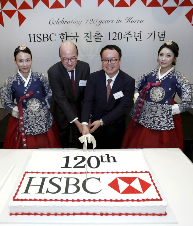 지난 20일 예술의전당에서 열린 HSBC 코리아 한국진출 120주년 행사에서 마틴 트리코드 행장(왼쪽)과 정은영 차기 행장이 120주년 기념 케이크를 자르고 있다. [사진제공=HSBC 코리아]
지난 20일 예술의전당에서 열린 HSBC 코리아 한국진출 120주년 행사에서 마틴 트리코드 행장(왼쪽)과 정은영 차기 행장이 120주년 기념 케이크를 자르고 있다. [사진제공=HSBC 코리아]