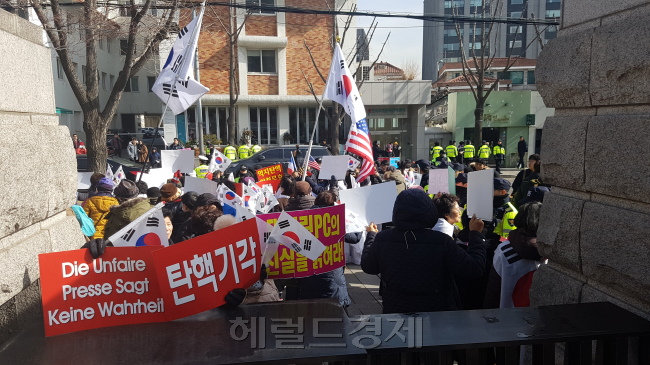 헌법재판소 정문 앞에서 집회 중인 박근혜 대통령 탄핵반대 시위대.
김현일 기자/joze@heraldcorp.com