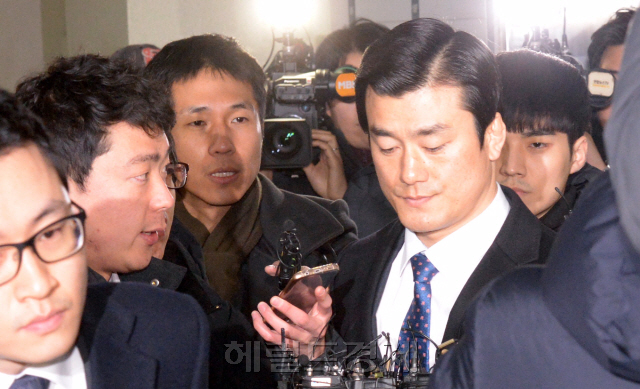종착역으로 향하는 특검수사 막바지 이영선 전 청와대 행정관이 채포영장을 받고 24일 대치동 특검사무실에 출두했다. 이 전 행정관은 특검의 계속되는 소환요구를 불출두의사로 대응해 왔다. <br />정희조 기자/checho@heraldcorp.com  170224