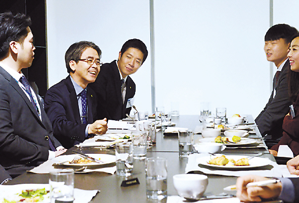 이윤배 대표(왼쪽 두번째)와 임직원들이 아침식사를 하며 다양한 의견을 공유하고 있다.