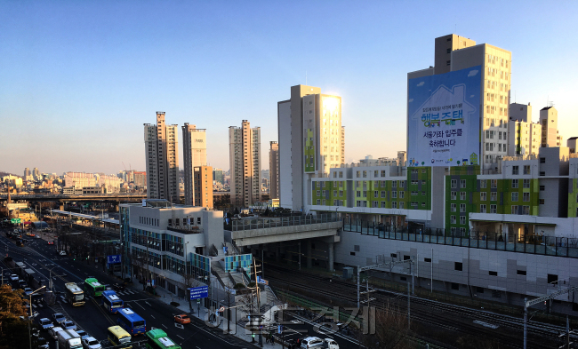 지난해 4월 입주자를 모집한 행복주택 가좌지구가 작년 말 준공 이후 사전점검 등 관련 절차를 마치고 이달부터 입주를 시작한다. 가좌역 인근의 상권은 기대감이 만연했다. 젊은 입주자들이 많아지면서 지역경제가 활성화될 것이란 목소리가 컸다. [사진=정찬수 기자/andy@heraldcorp.com]