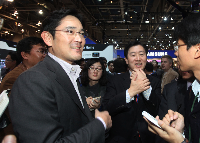 Samsung Electronics Vice Chairman Lee Jae-yong (left) and Choi Ji-sung, then CEO of the tech giant, attend the Consumer Electronics Show in Las Vegas in 2011. Choi has played a mentor role for the Samsung heir.