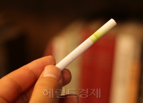 비흡연자는 필터에 의해 걸러지지 않은 담배 연기 속 발암 물질을 마실 수 있어 흡연자보다 폐암에 더 취약하다는 것이 전문의들의 견해다. 사진은 관련 이미지. [사진=헤럴드경제DB]
