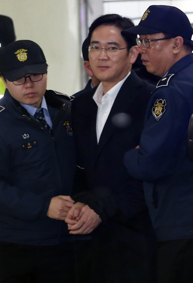 뇌물공여 등 혐의로 구속된 이재용 삼성전자 부회장이 26일 오전 조사를 받기 위해 서울 강남구 대치동 특검으로 향하고 있다. 사진제공=연합뉴스