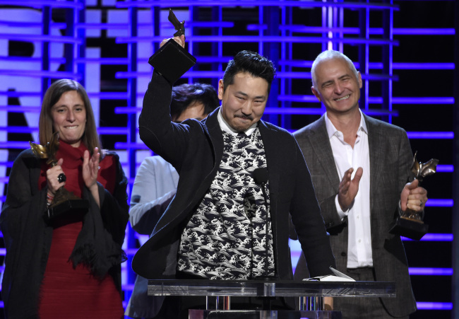 Andrew Ahn accepts the John Cassavetes award for “Spa Night” at the Film Independent Spirit Awards on Saturday in Santa Monica, California. (AP-Yonhap)