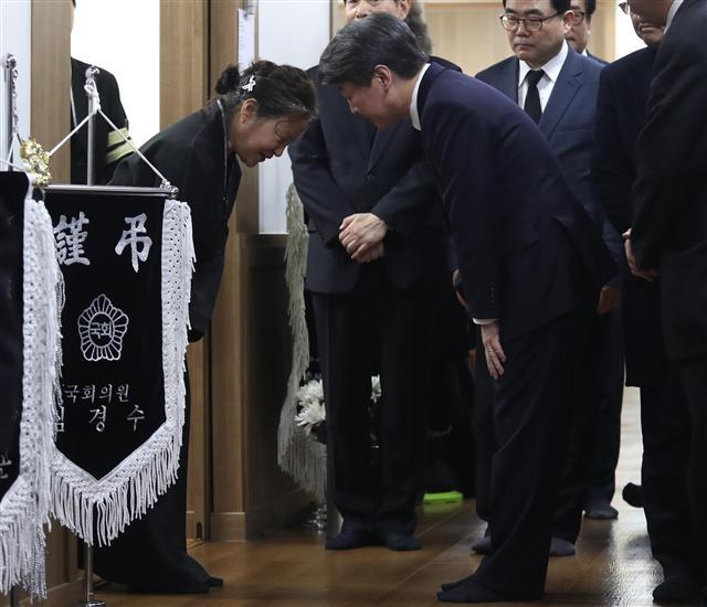 국민의당 대선주자인 안철수 전 대표가 25일 오후 조문을 마친 후 권 여사를 위로하고 있다.