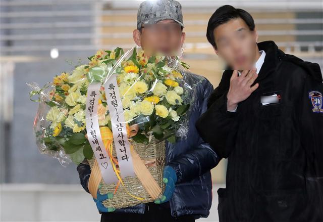 지난 21일 서울 강남구 대치동에 위치한 박영수 특별검사팀 사무실로 응원 문구가 적힌 꽃바구니가 배달되고 있다.
[사진제공=연합]