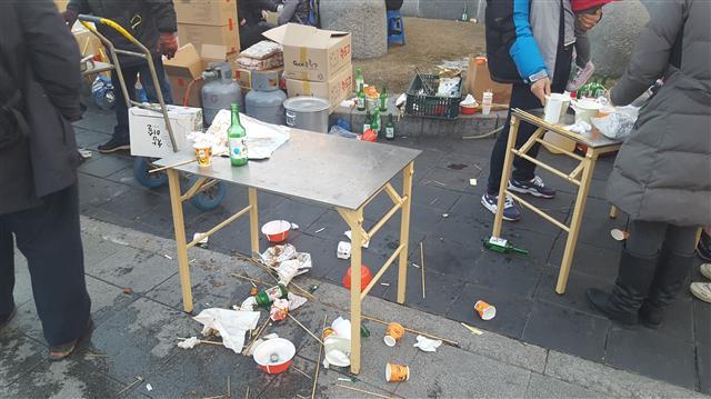 주말 탄핵 찬ㆍ반 집회가 진행됐던 지난 25일 오후 서울 광화문로 곳곳에는 노점상들이 술을 팔고 있었다. 인근 상인들은 “노점상 때문에 거리만 더러워지고 매출은 오히려 줄었다”며 불만을 호소했다. [사진=헤럴드 DB]